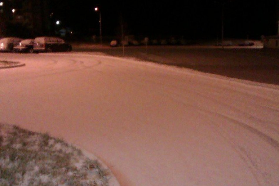 Pozrite si zábery zo zasneženej nočnej Rožňavy