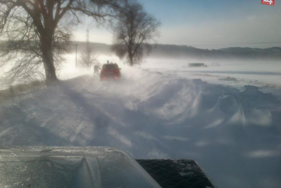 OBRAZOM: Takto v sobotu vietor zafúkaval snehom cesty pod Tatrami