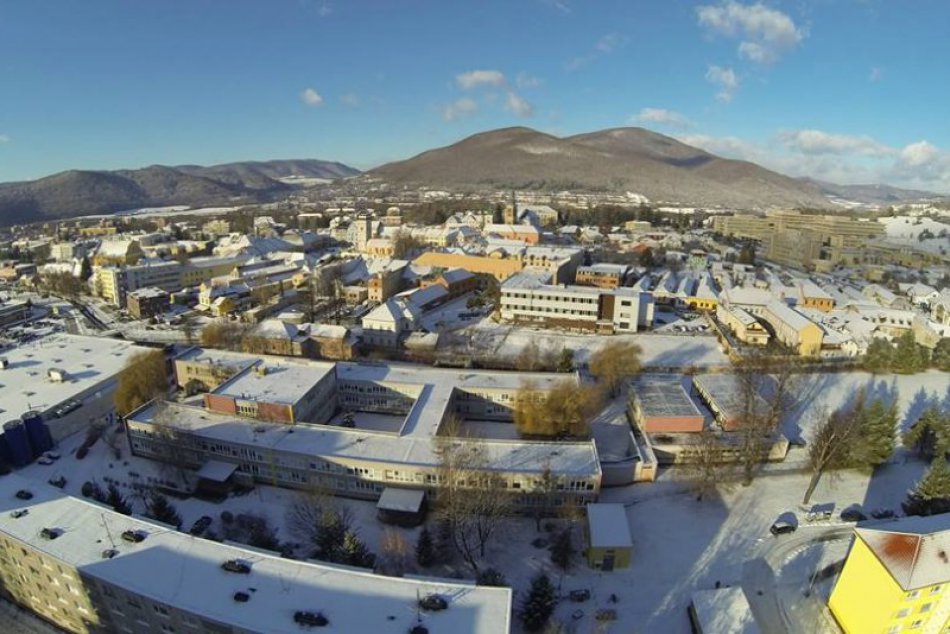 Zasnežená Rožňava nasnímaná zo vzduchu