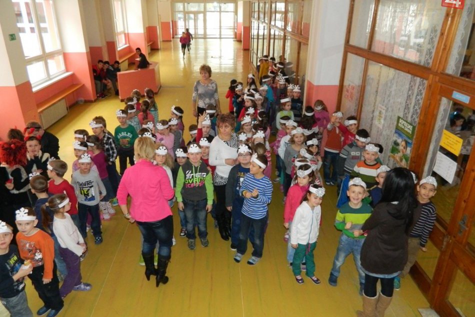 Zdobenie stromčeka na základnej škole Juh