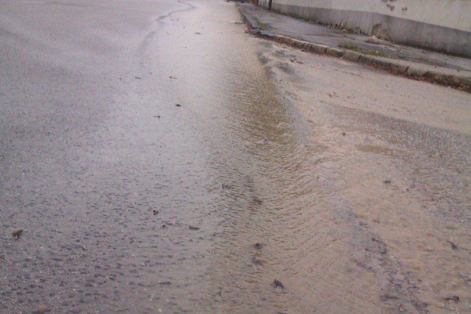 Prasknuté potrubie na Bohúňovej