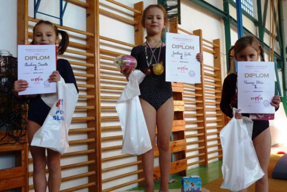 Mladé gymnastky súťažili O vianočnú guľu