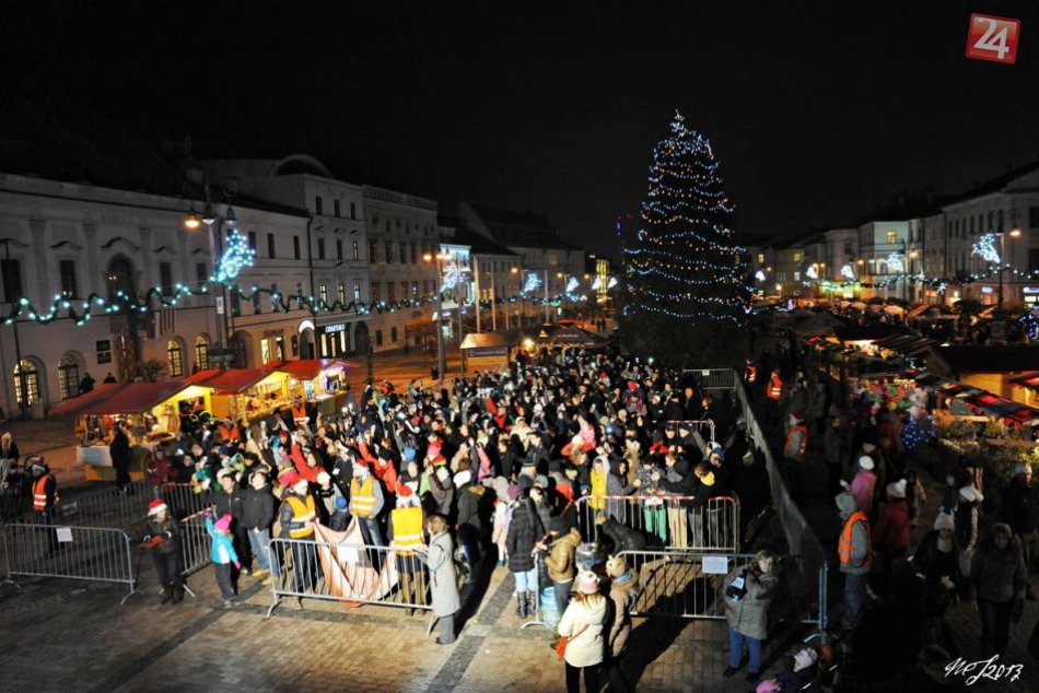 Bystričania na námestí vytvorili živý stromček