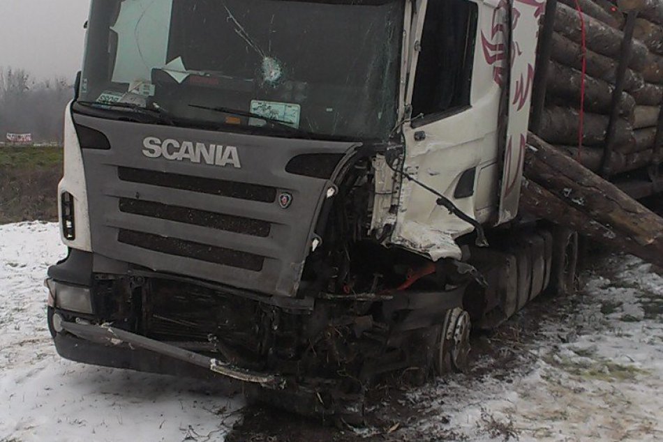Kamión narazil do autobusu pri ťukfarme