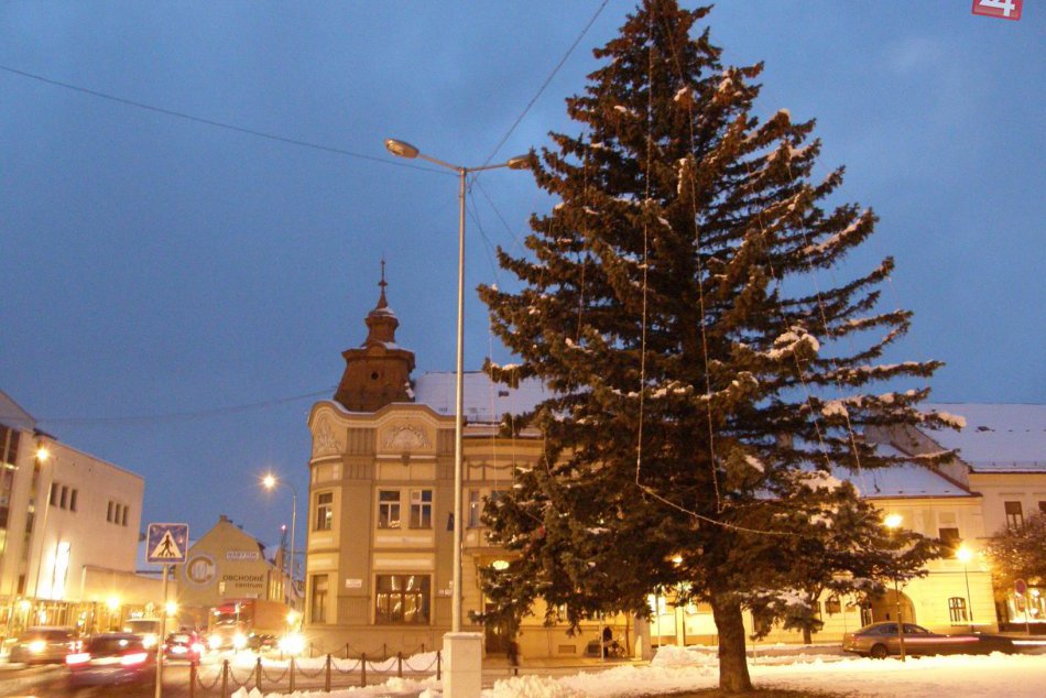 Vianočná výzdoba v Brezne.