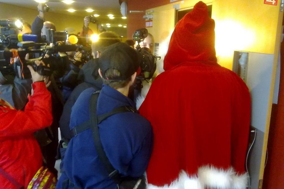 Pred zložením sľubu Kotlebu je rušno: Dnu sa pokúša dostať Mikuláš, nechcú ho pu