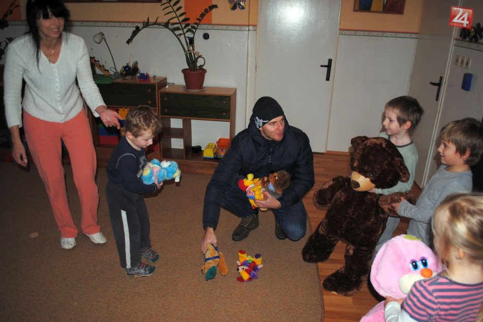 Hokejisti rozdali deťom plyšáky