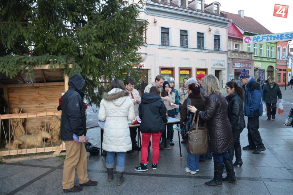 Betlehemské svetlo pri stromčeku