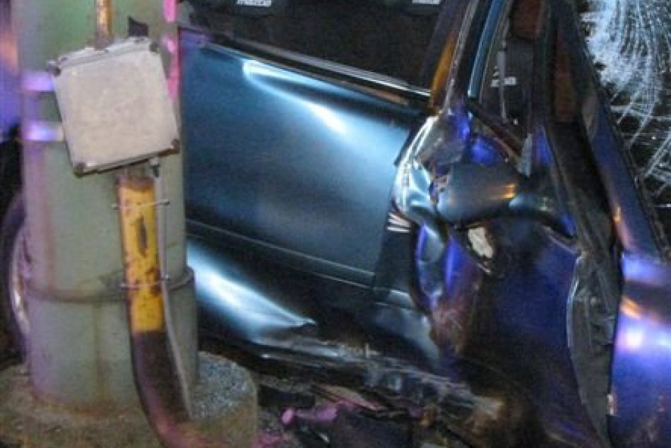Auto narazilo do stĺpa trolejového vedenia,