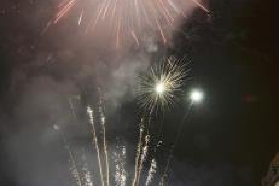 FOTO: Novoročný ohňostroj prilákal na Námestie SNP niekoľko tisíc Banskobystriča