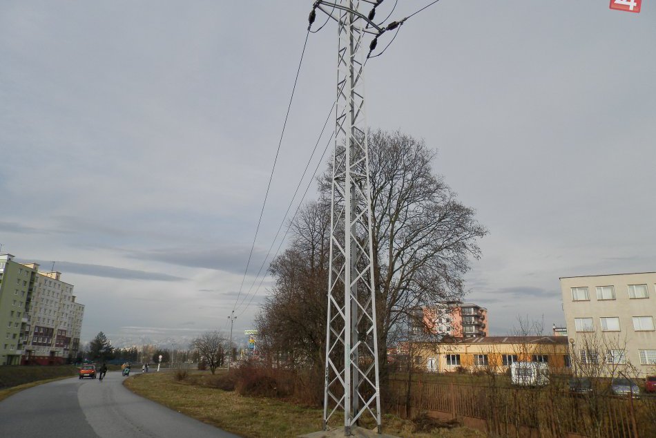 Cesta medzi Lidlom a kruhovou križovatkou pri Tescu