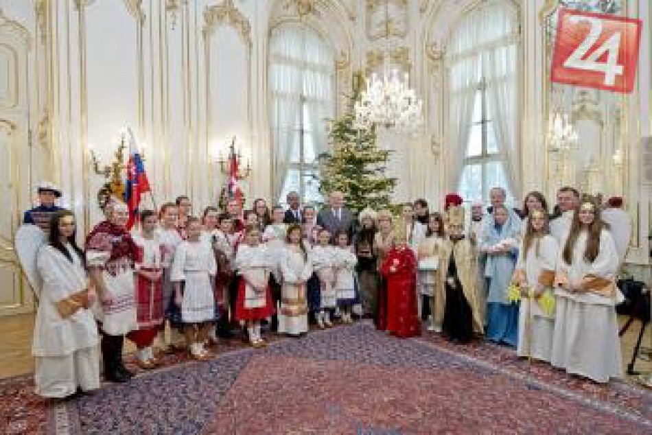 Prezidentovi prišli zavinšovať koledníci z Nitry, Brezna a Ľubotína