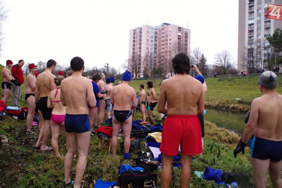Zaspomínajme si na hromadné kúpanie otužilcov v chladnom Laborci