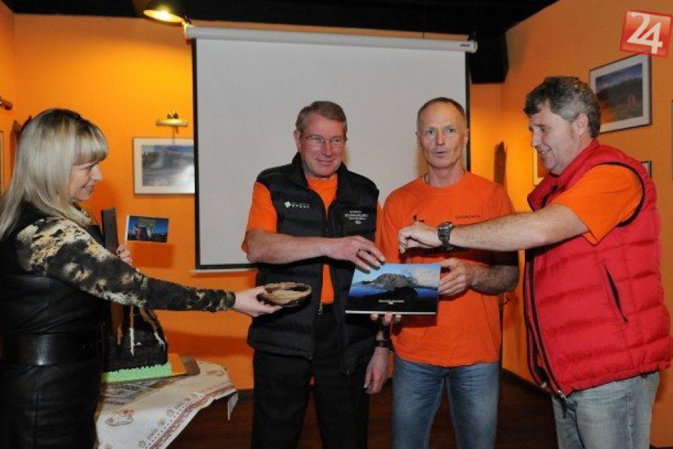 Pred rokom zdolali Kilimandžáro. V nedeľu pokrstili knihu o výstupe pieskom z vr