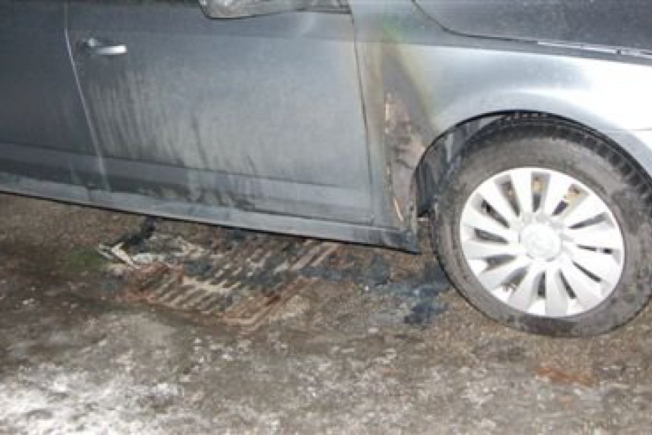 Zaparkované auto sa stalo terčom podpaľača