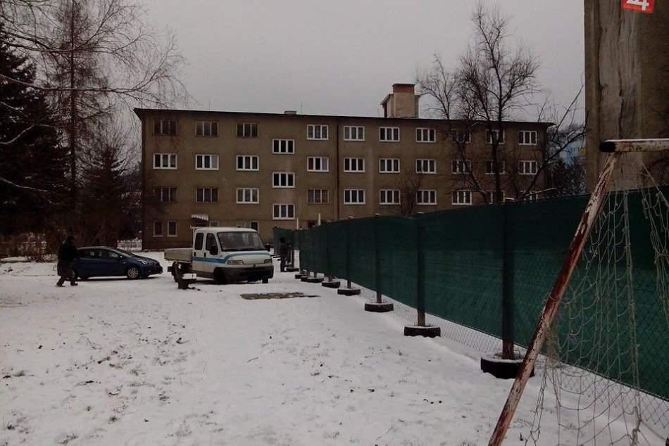 Plot na Severnej pobúril Bystričanov: Prečo sa tiahne cez parkovisko a polku ihr