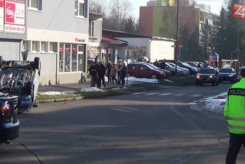 Auto na križovatke v Humennom skončilo na streche!
