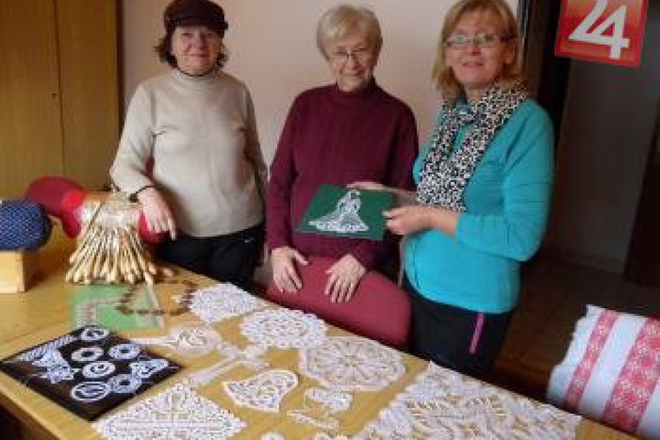 Šikovné čipkárky z Brusna: Pozrite, čo všetko dokážu ich šikovné rúčky!