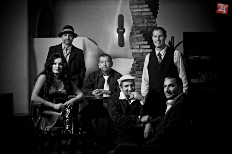 Smola a Hrušky : Čierny Biely