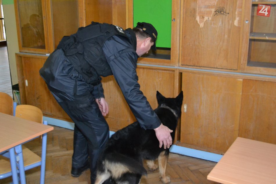 Policajti hľadali v školách drogy. Pes označil podozrivú bundu