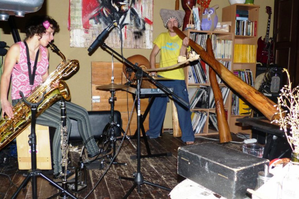 Hudobné duo Deši prinieslo do popradského klubu netradičnú hudbu