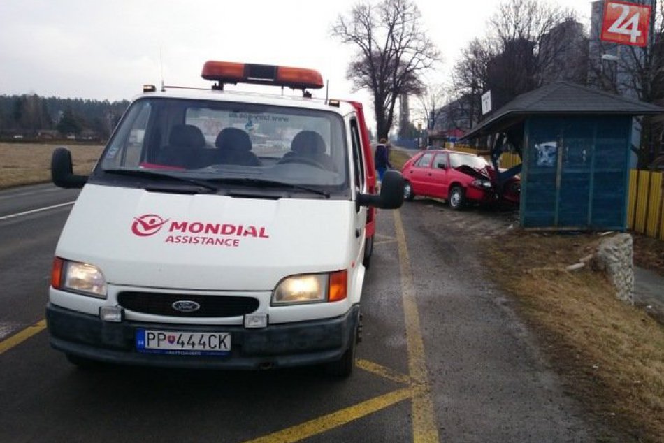 Toto by ste nechceli zažiť. Auto vrazilo do autobusovej zastávky