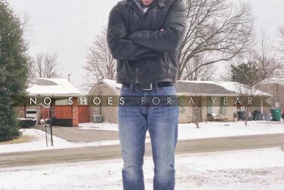 Mladík sa na rok vzdal topánok: Netradičným spôsobom pomáha chudobným deťom