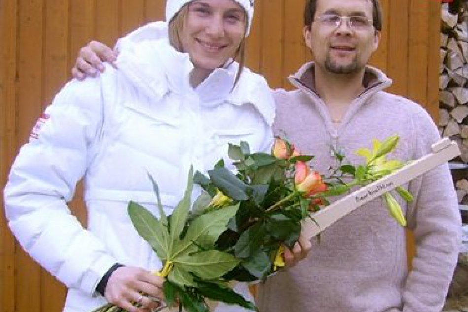 Ján Medveď vyrába pažby pre Anastasiu Kuzminovú