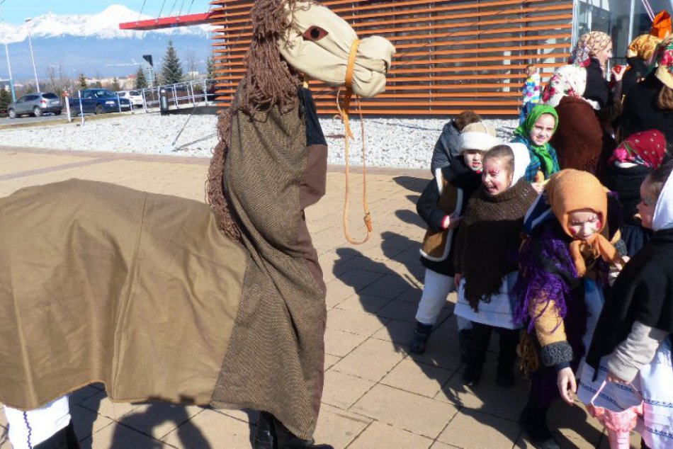 Rozlúčka s fašiangami v Poprade: Pochovaná basa, ľudové spevy, hry a tance i det