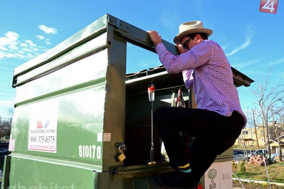 Učiteľ sa presťahoval do smetiaku