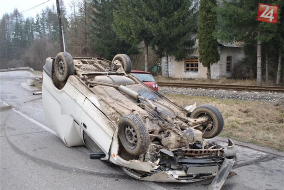 Vodič narazil do stĺpa a s autom sa prevrátil na strechu!