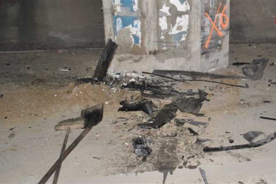 Vodič BMW narazil do stĺpu premostenia, posádka vážne zranená