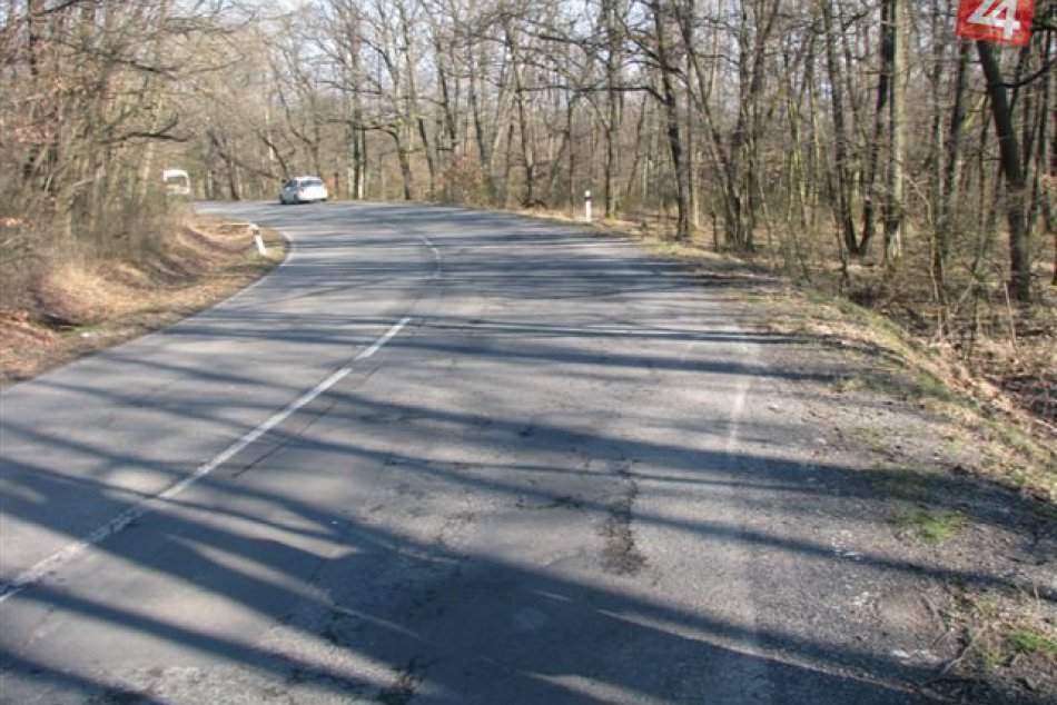 Motorkár vrazil do dopravného značenia, podľahol zraneniam!