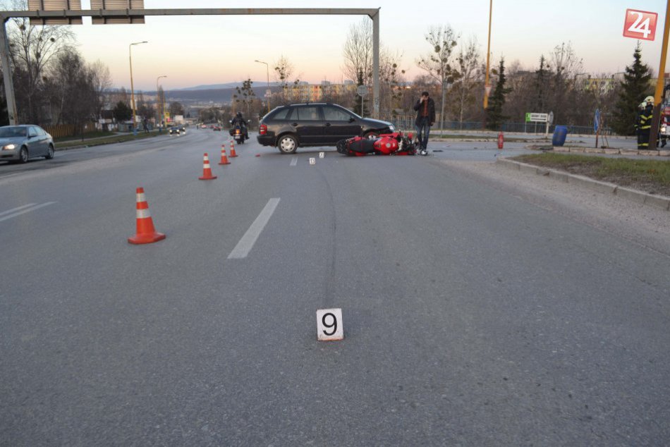V Košiciach sa pri nehode ťažko zranil motorkár
