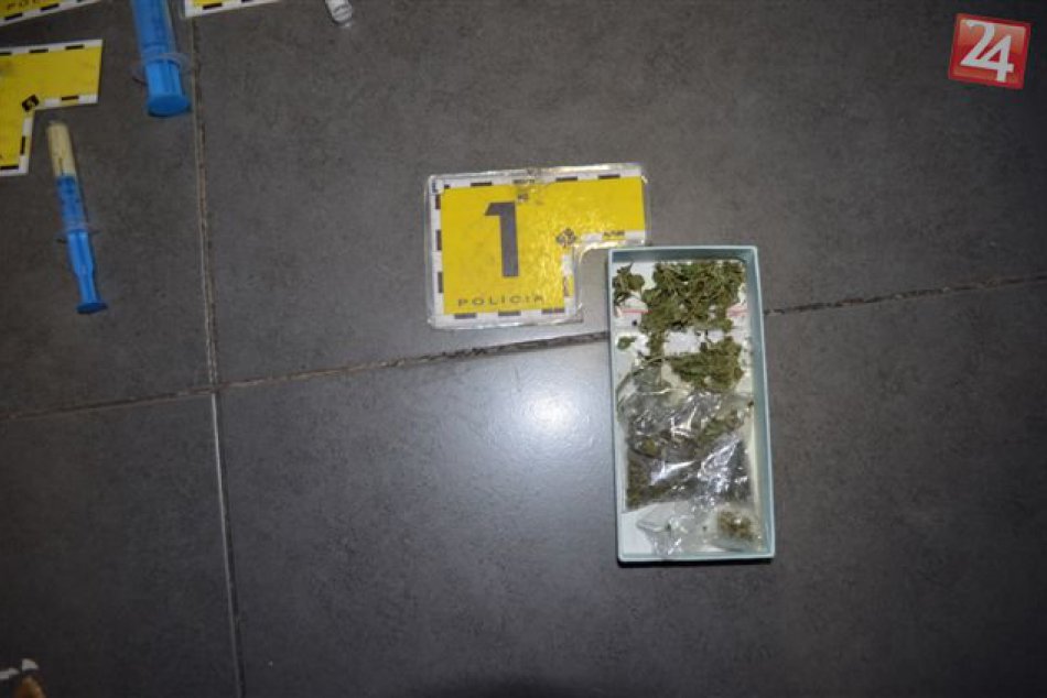 Úlovok policajných kukláčov, ktorí spravili raziu v tetovacom štúdiu