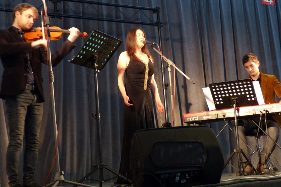 V TG vystavujú bratia Mózerovci, na vernisáži spievala aj Katka Hasprová