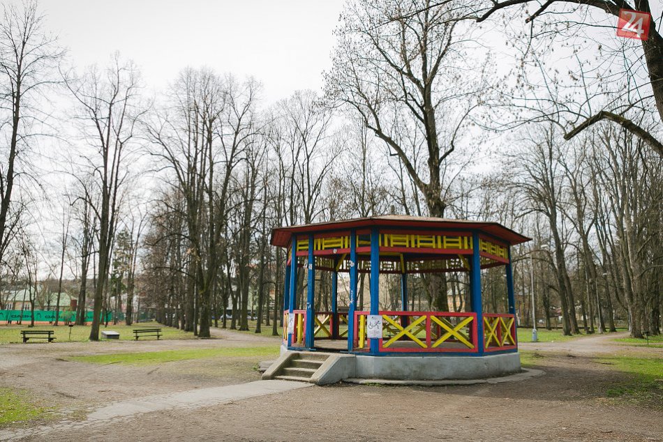 Výrub stromov v Mestskom parku sa odkladá: Dôvodom je skorší príchod jari