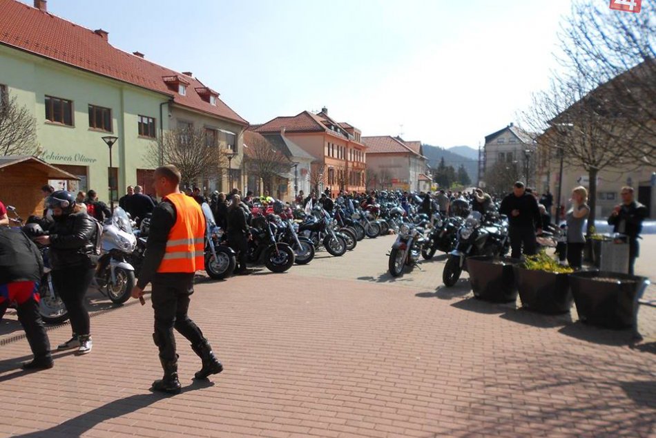 Stretunutie motorkárov