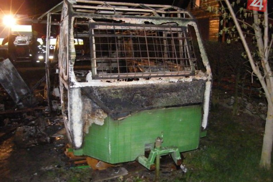 Hasiči našli v unimobunke dve uhorené telá