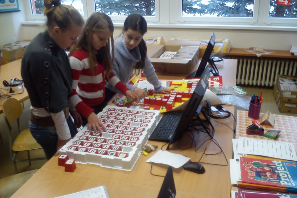 Práca počas hodín angličtiny s pomôckami z projektu