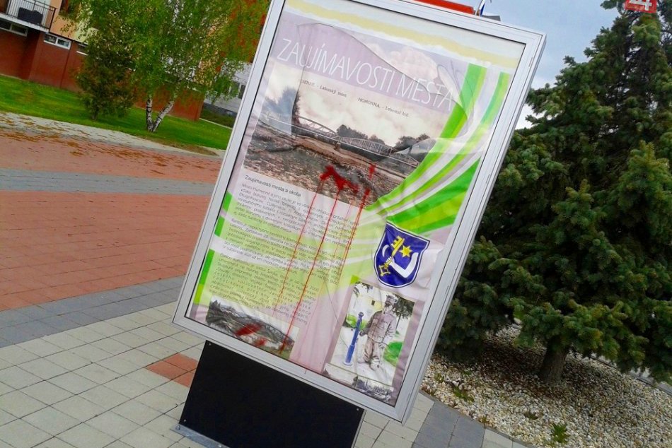 Vandalizmus na južnom námestí: Obeťami sa stali reklamné tabule!
