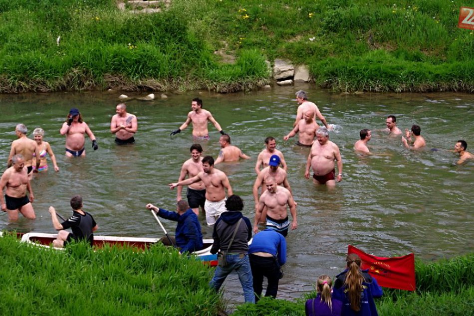 Predošlé roky si otužilci takto užívali Veľkú noc