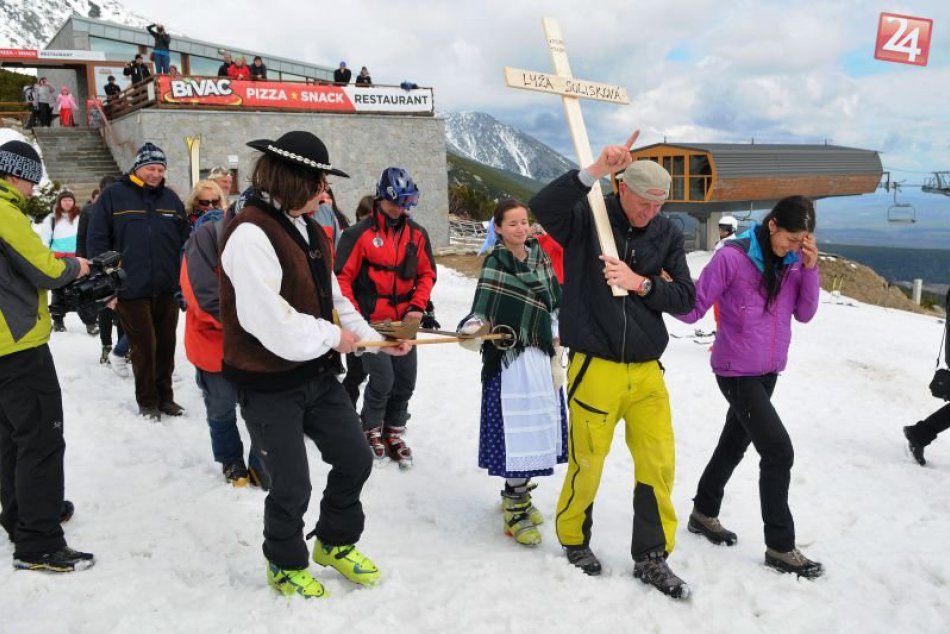 Pochovávanie lyží na Solisku