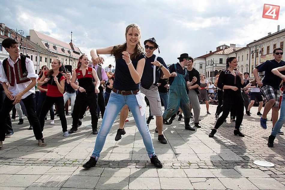 Nasťa Kuzminová, bystrickí futbalisti či hokejisti? V meste vás obslúžia s kávič