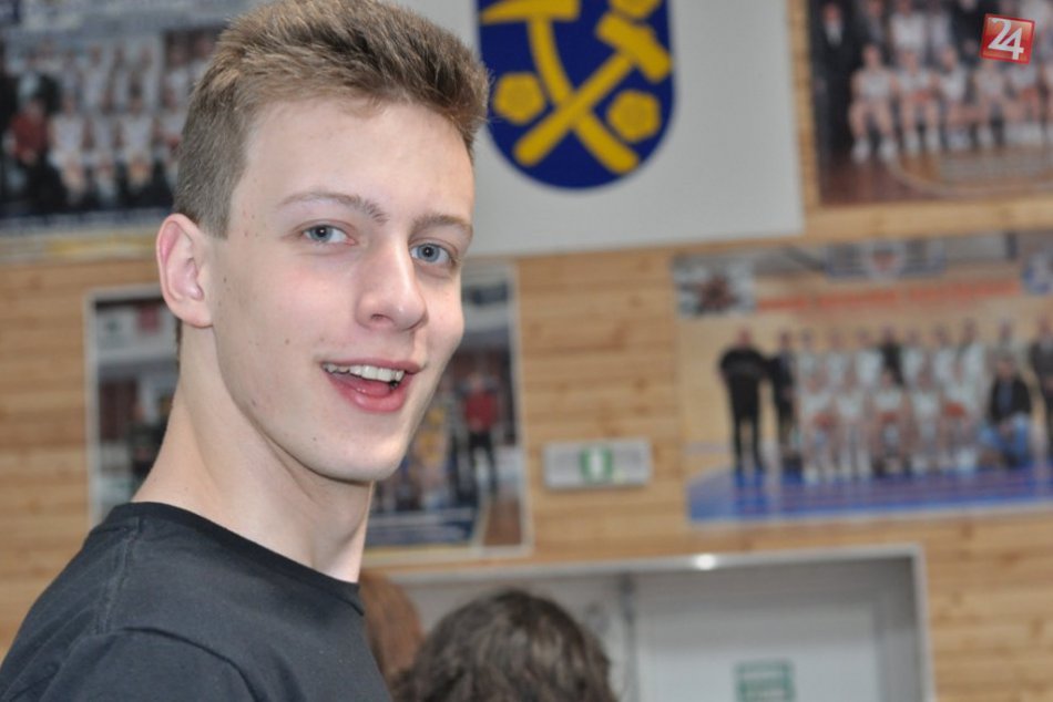 Staršie žiačky odohrali životný zápas č.1