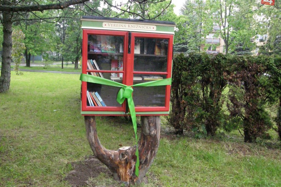Mesto má prvú verejnú knižničku