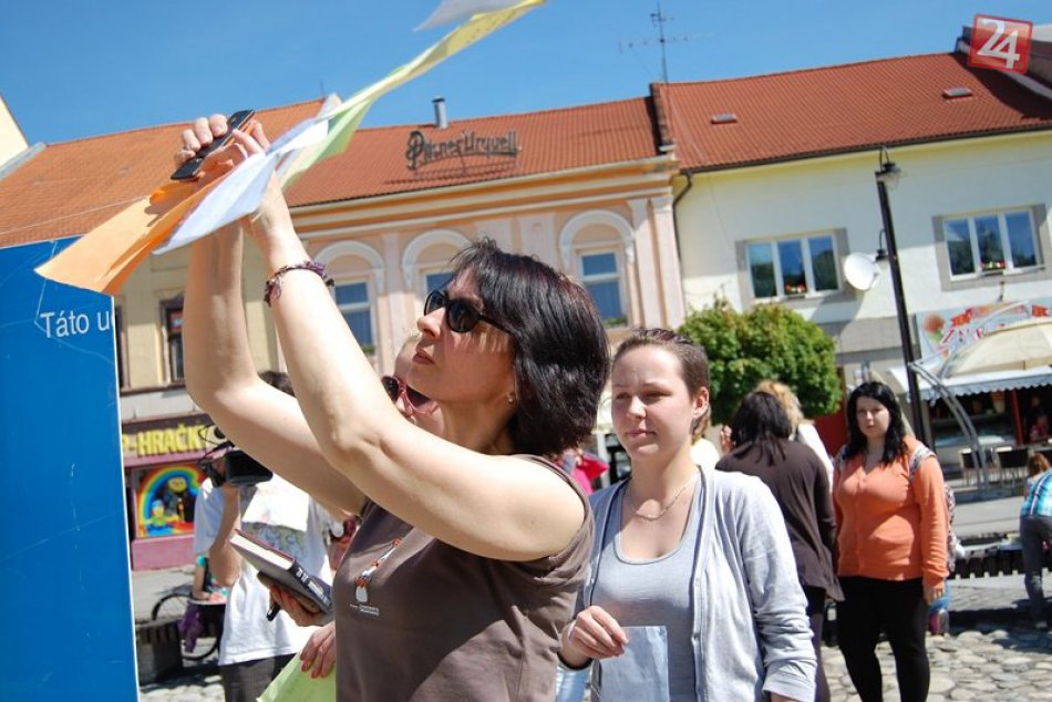 22. máj 2014: Vešanie prianí pri fontáne Metamorfózy