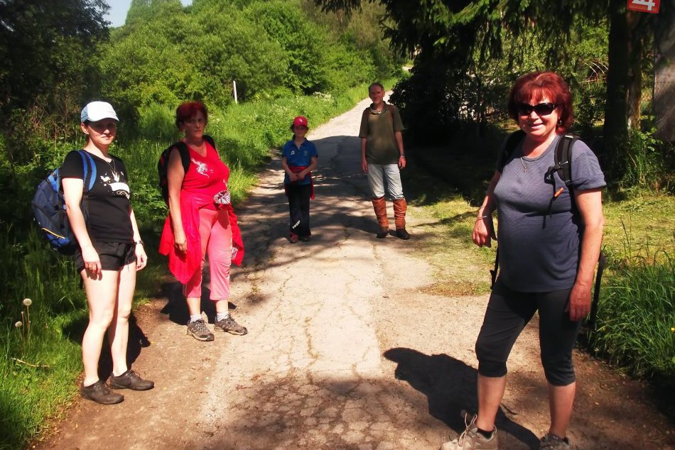 Breznianski turisti vyzbierali smeti, odpratali konáre, vyčistili chodníky