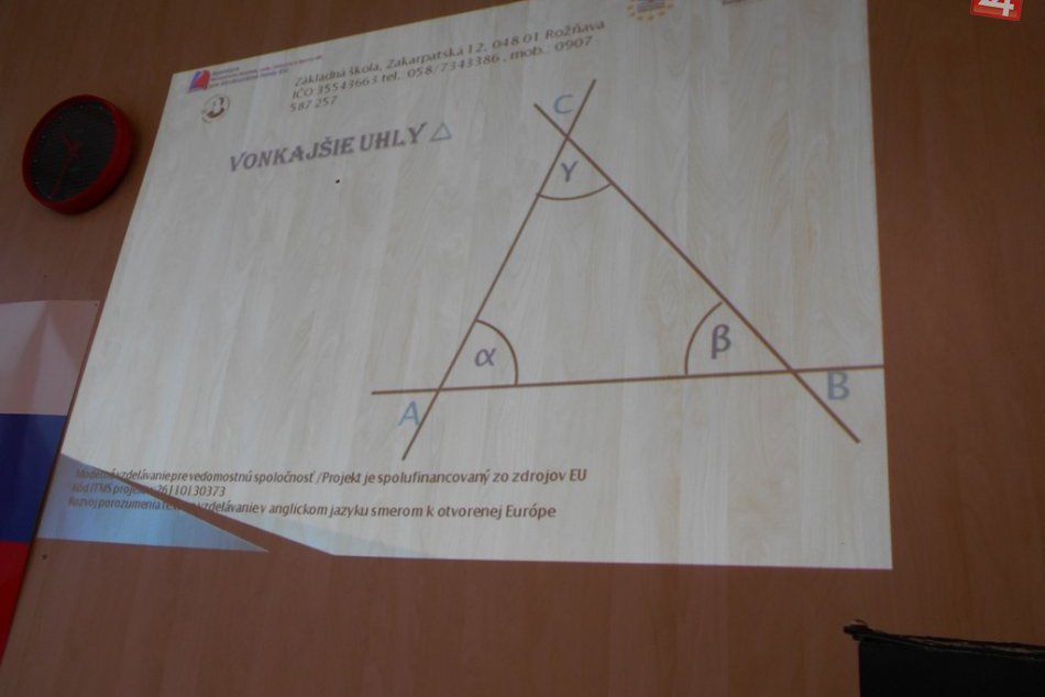 Práca počas hodín matematiky s pomôckami z projektu v 5.A triede