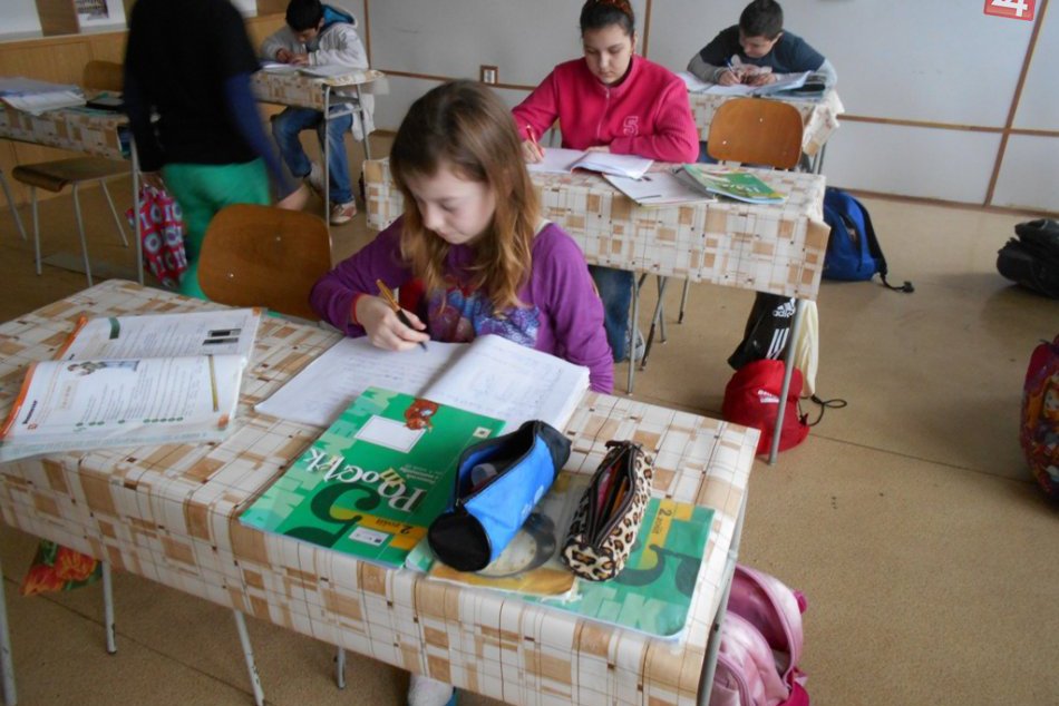 Práca počas hodín matematiky s pomôckami z projektu v 5.B triede